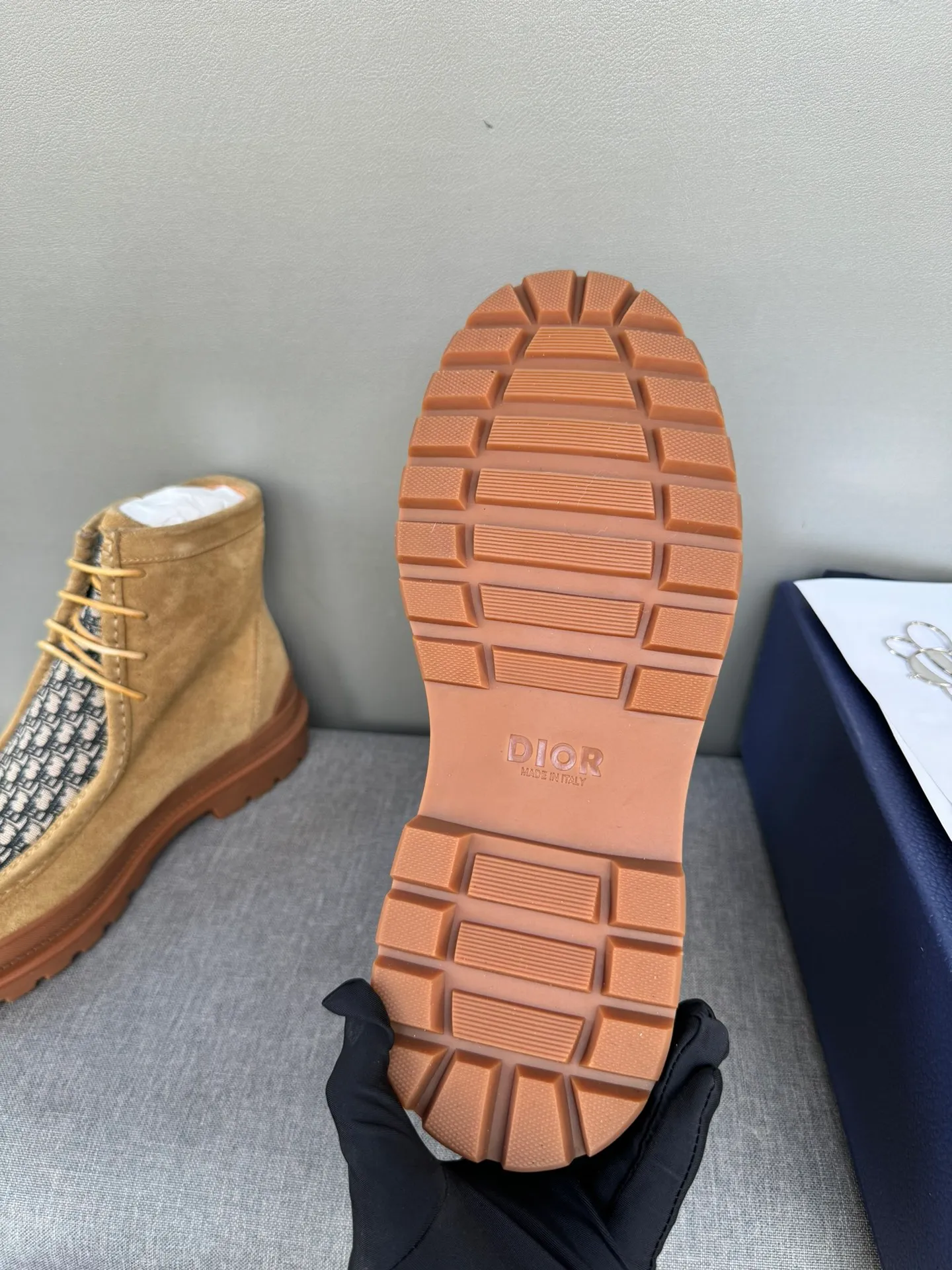 [DIOR] Top P: 1000💰 Number of yards: 39~44 (38.45 custom-made, non-refundable) Dior Dior~ Winter series, original 1:1 development Casual men's leather shoes Heavy investment, shoes and boots are made of imported cowhide + imported Dior special fabric Not easy to deform black cowhide lining Dior large hardware inlay Original TPU vacuum outsole, black cowhide Black open edge beads Military green suede Black suede Khaki suede leather is crafted by a large factory, and the perfect product is only prepared for you who know your taste! Any comparisons are welcome.